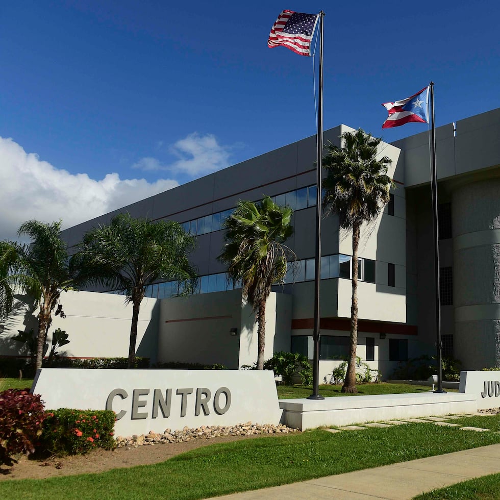 El fiscal Alberto Miranda Schmidt sometió cinco cargos en ausencia por violaciones a la Ley de Armas contra Daniel Suyas Dipiní, de 20 años, y contra Joshua Suyas Ramos, de 26, por los hechos, ocurridos en un puesto de gasolina Gulf ubicado en el Malecón de Naguabo.
