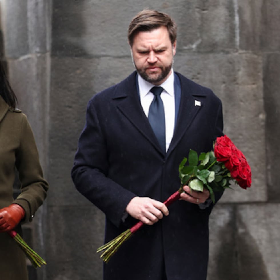 El vicepresidente estadounidense JD Vance y la segunda dama Usha Vance sostienen flores mientras caminan hacia la llama eterna en el Memorial del Genocidio Armenio de Tsitsernakaberd en Ereván, Armenia.