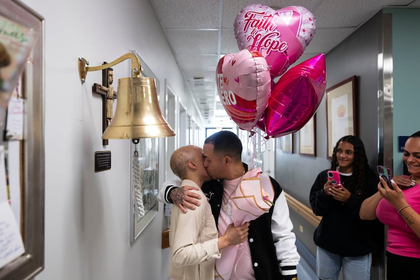 Jorelis Porrata Marrero es abrazada por su esposo luego de tocar la campana en señal de victoria.