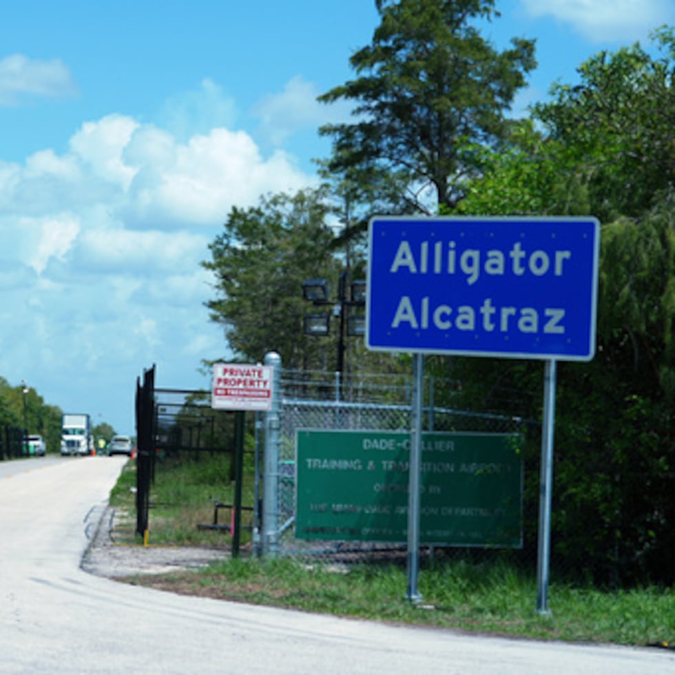 ARCHIVO - Camiones entran y salen del centro de detención de inmigrantes "Alligator Alcatraz" en los Everglades de Florida, el jueves 28 de agosto de 2025, en el condado de Collier, Florida (AP Photo/Rebecca Blackwell, File)