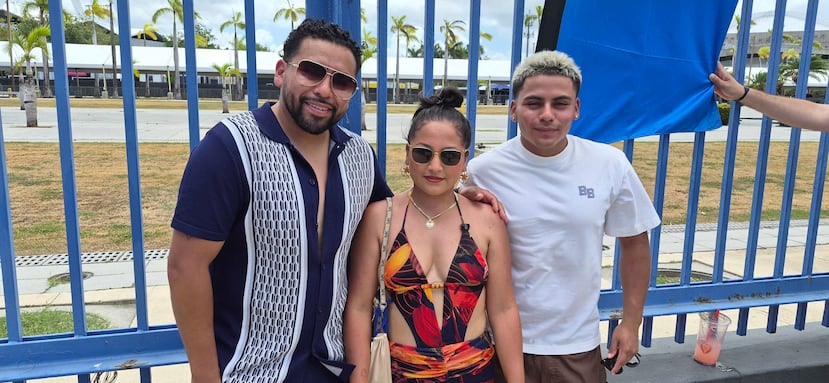 El mexicano Christian González y la peruana Dana González, junto a su hijo Andrew.