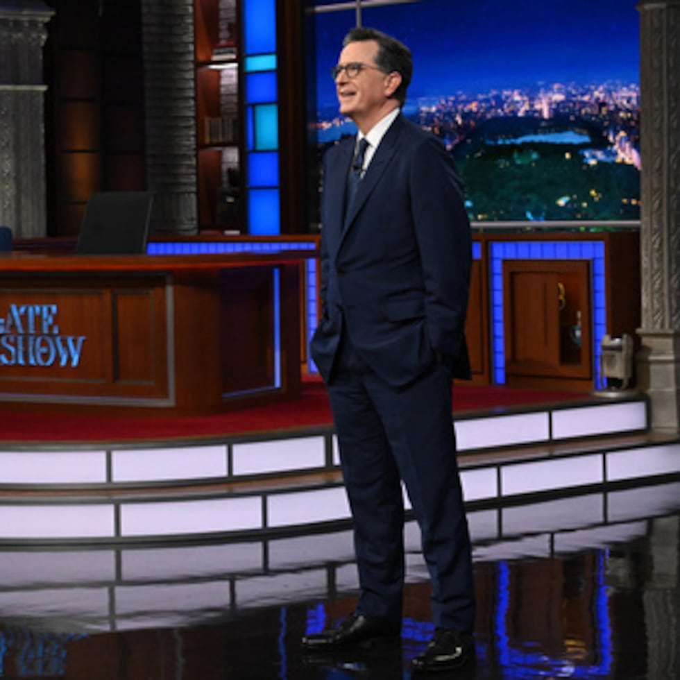 Esta imagen difundida por la CBS muestra al presentador Stephen Colbert durante el episodio final de "The Late Show with Stephen Colbert" en Nueva York el jueves 21 de mayo de 2026. (Scott Kowalchyk/CBS vía AP)