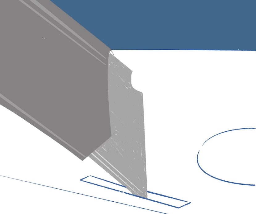 Paso 3: Con la cuchilla para cortar cartón, pídele a un adulto que haga todas las ranuras marcadas.