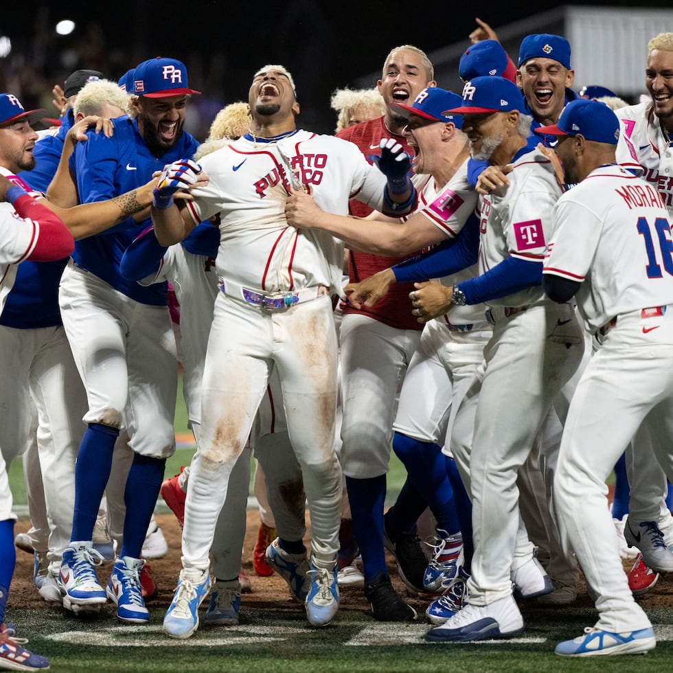 Darell Hernaiz celebra eufórico su jonrón ganador con el equipo de Puerto Rico.