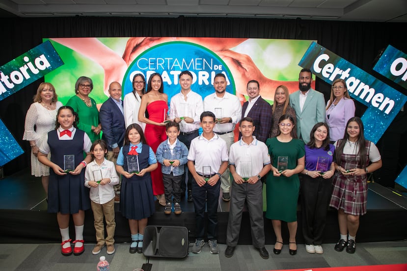 En cada categoría del Certamen de Oratoria Juvenil y Universitario Cooperativista 2026 se otorgarán premios en efectivo de $1,000 para el primer lugar, $500 para el segundo y $300 para el tercero. Sobre estas líneas, el grupo de ganadores del certamen del año pasado.