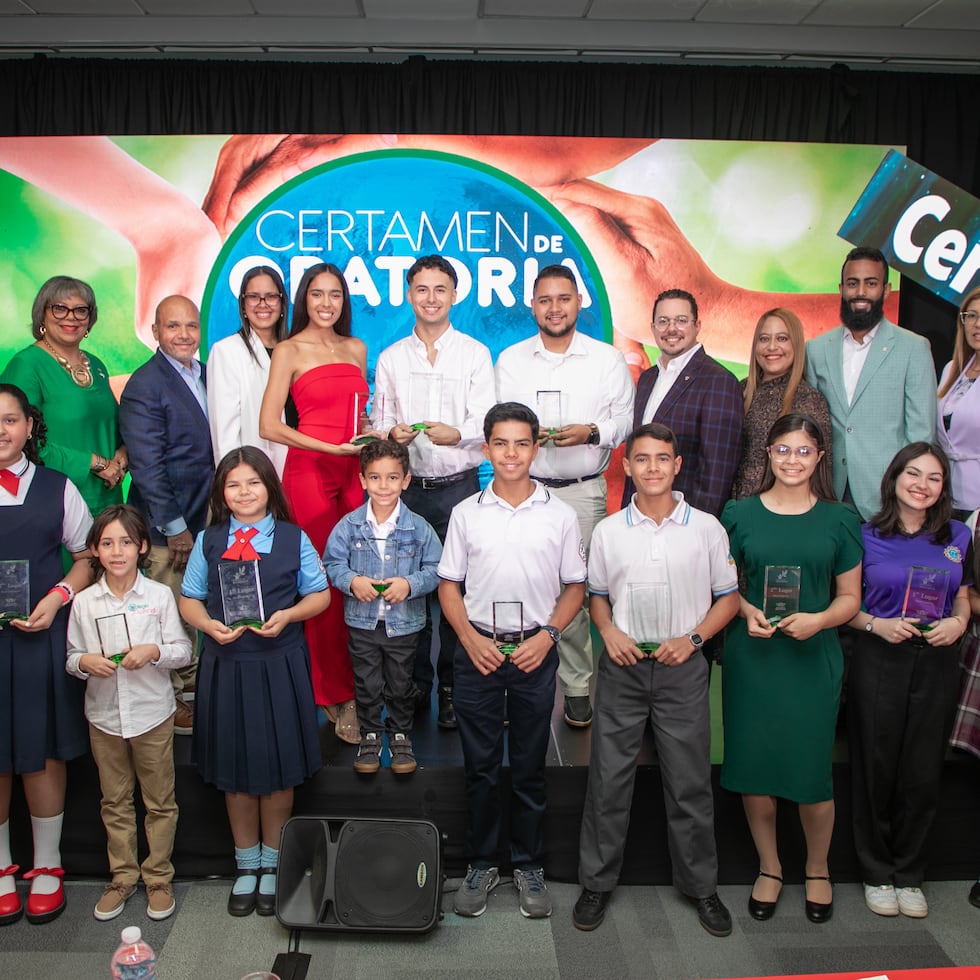 En cada categoría del Certamen de Oratoria Juvenil y Universitario Cooperativista 2026 se otorgarán premios en efectivo de $1,000 para el primer lugar, $500 para el segundo y $300 para el tercero. Sobre estas líneas, el grupo de ganadores del certamen del año pasado.