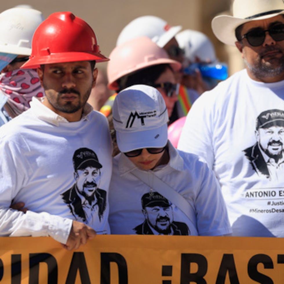 Familiares de Antonio Esparza, uno de los 10 trabajadores mineros secuestrados en el estado de Sinaloa, participaron el sábado en una marcha de protesta en Hermosillo.
