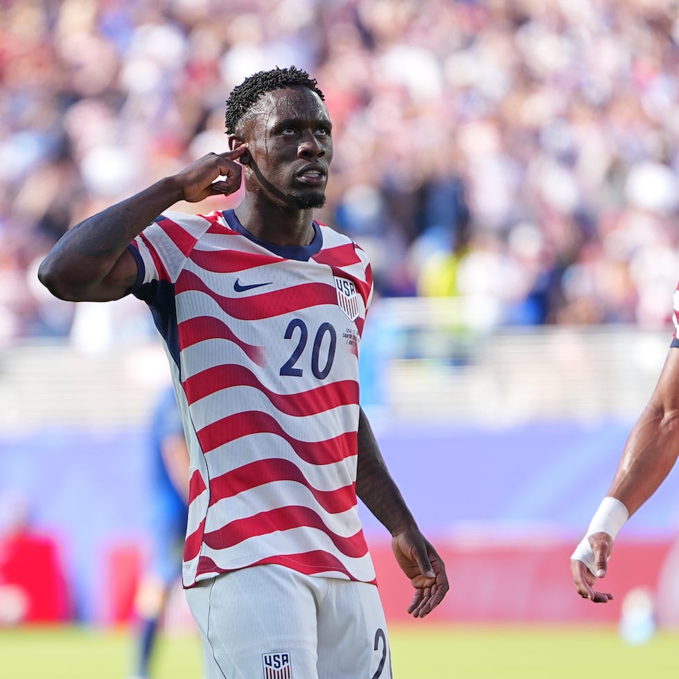 Folarin Balogun (20) celebra tras anotar el primer gol de Estados Unidos en el partido contra Bosnia en los 16vos de final del Mundial, el miércoles 1 de julio de 2026, en Santa Clara, California. (AP Foto/Julio Cortez)