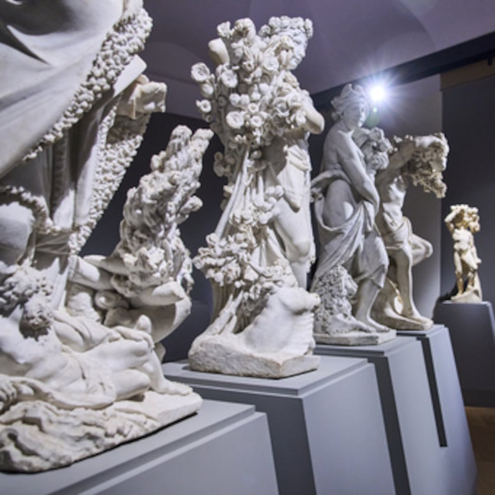 Periodistas asisten al preestreno para la prensa de la exposición "Bernini y los Barberini" en el Palacio Barberini de Roma el 11 de febrero de 2026, con las estatuas de mármol del ciclo Las Cuatro Estaciones de Pietro Bernini y su hijo Gian Lorenzo Bernini expuestas. (AP Photo/Domenico Stinellis)