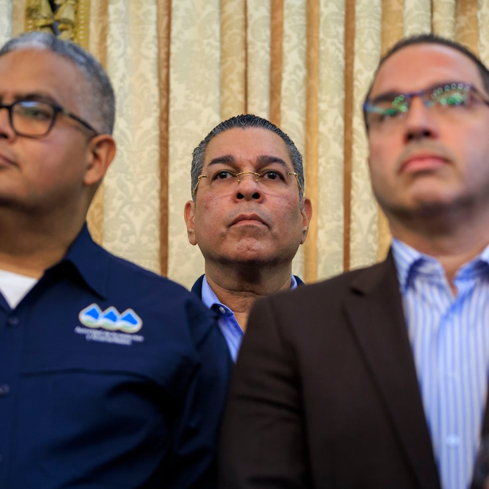 Energy czar Josué Colón, center, will be the one to submit the draft of the new protocol to Governor Jenniffer González.