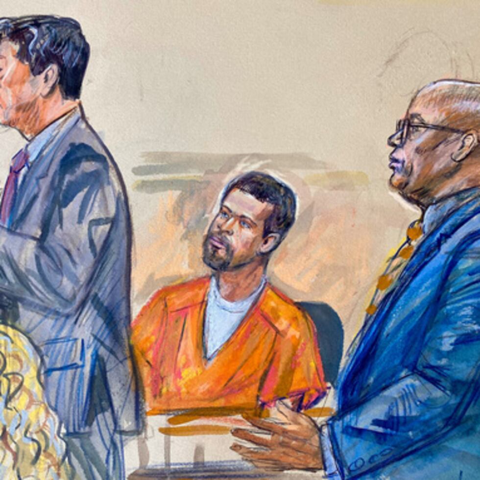 Este retrato robot de la sala de vistas muestra a Cole Tomas Allen, en el centro, escuchando a su abogado Eugene Ohm, a la izquierda, hablar ante el juez de instrucción Zia Faruqui, el lunes 4 de mayo de 2026, en Washington, mientras Tony Towns, asesor general en funciones del Departamento de Prisiones del Distrito de Columbia, escucha a la derecha. (Dana Verkouteren vía AP)