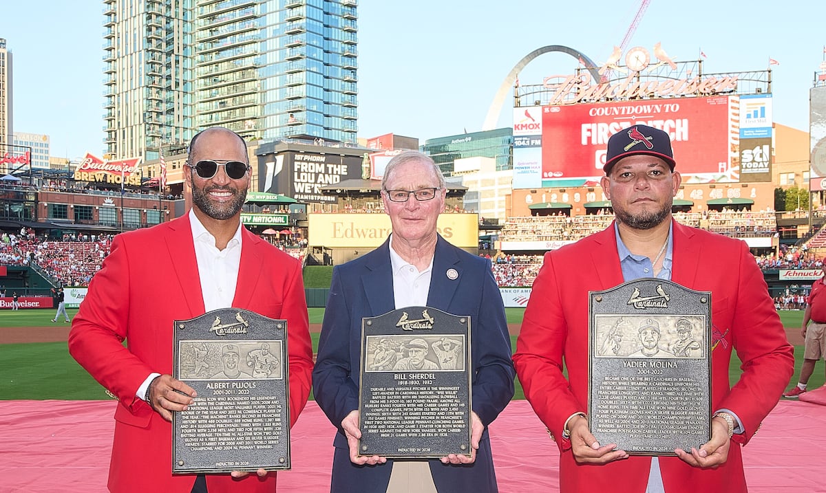 Yadier Molina es exaltado al Salón de la Fama de los Cardinals de San Luis