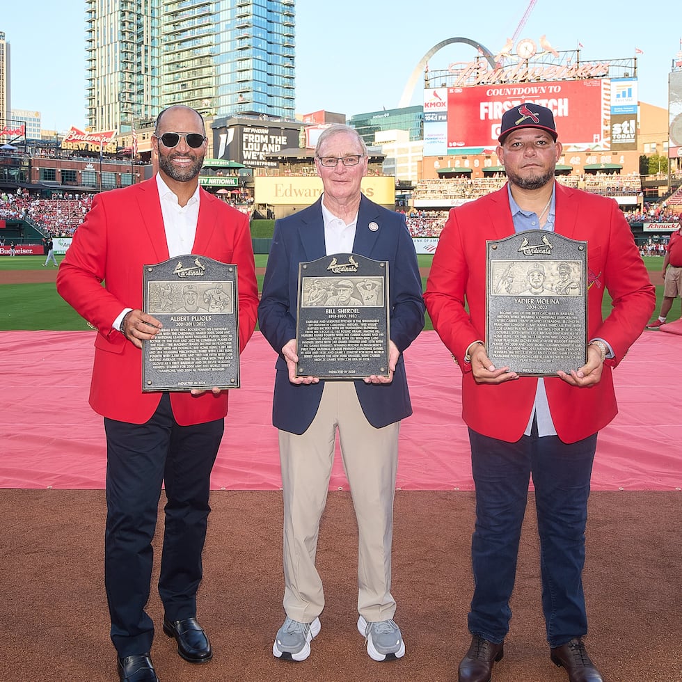 Alberto Pujols, Bill Sherdel (de forma póstuma) y Yadier Molina son los nuevos miembros del Salón de la Fama de los Cardinals de San Luis.