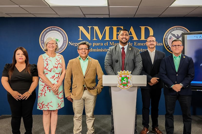 En la conferencia de prensa, participaron el secretario de Asuntos Públicos, Jean Peña Payano; el comisionado del NMEAD, Ángel Jiménez; el director de la Red Sísmica de Puerto Rico, Víctor Huérfano; el meteorólogo y coordinador de Avisos del Servicio Nacional de Meteorología, Ernesto Morales, y la directora de la Oficina del Caribe del Centro Internacional de Información de Tsunami, Christa Von Hillebrant-Andrade.