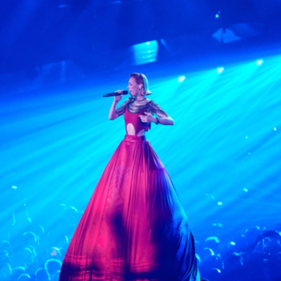 Aliona Moon canta "Viva Moldavia" durante su actuación junto a Satoshi de Moldavia durante el ensayo general de la Gran Final de la 70ª edición del Festival de Eurovisión en Viena, Austria, el viernes 15 de mayo de 2026. CORRIGE EL NOMBRE DE LOS ACTORES A ALIONA MOON DE SATOSHI (AP Photo/Martin Meissner)