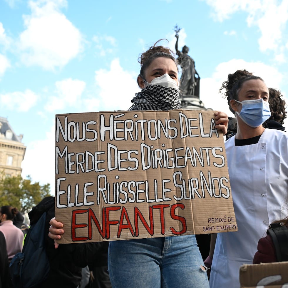 Manifestante lleva pancarta que lee: "Heredamos las porquerías de nuestros líderes, y se riega hasta nuestros hijos".