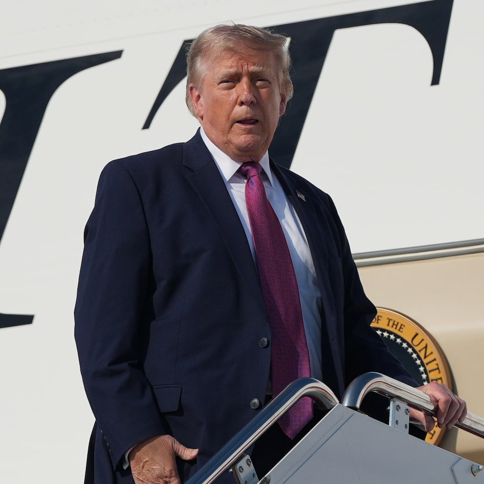 El presidente Donald Trump aborda el Air Force One en la Base Conjunta Andrews, Maryland, para un viaje al Monte Rushmore.
