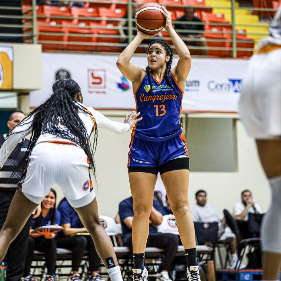 Nairimar Vargas, de las Cangrejeras de Santurce, se prepara para tirar al canasto.