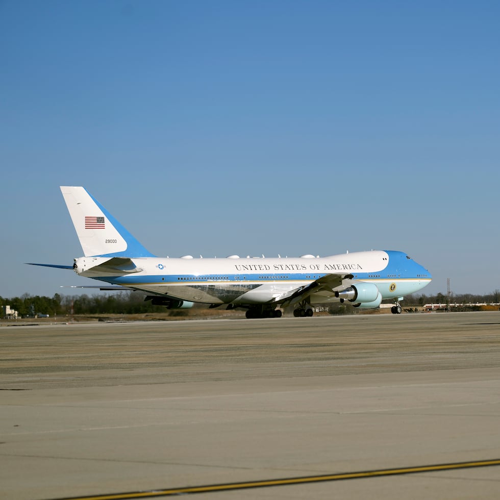 El esquema de colores preferido por el mandatario Donald Trump: dorado, rojo, blanco y azul oscuro, en un giro con respecto al diseño cromático tradicional de estas aeronaves.