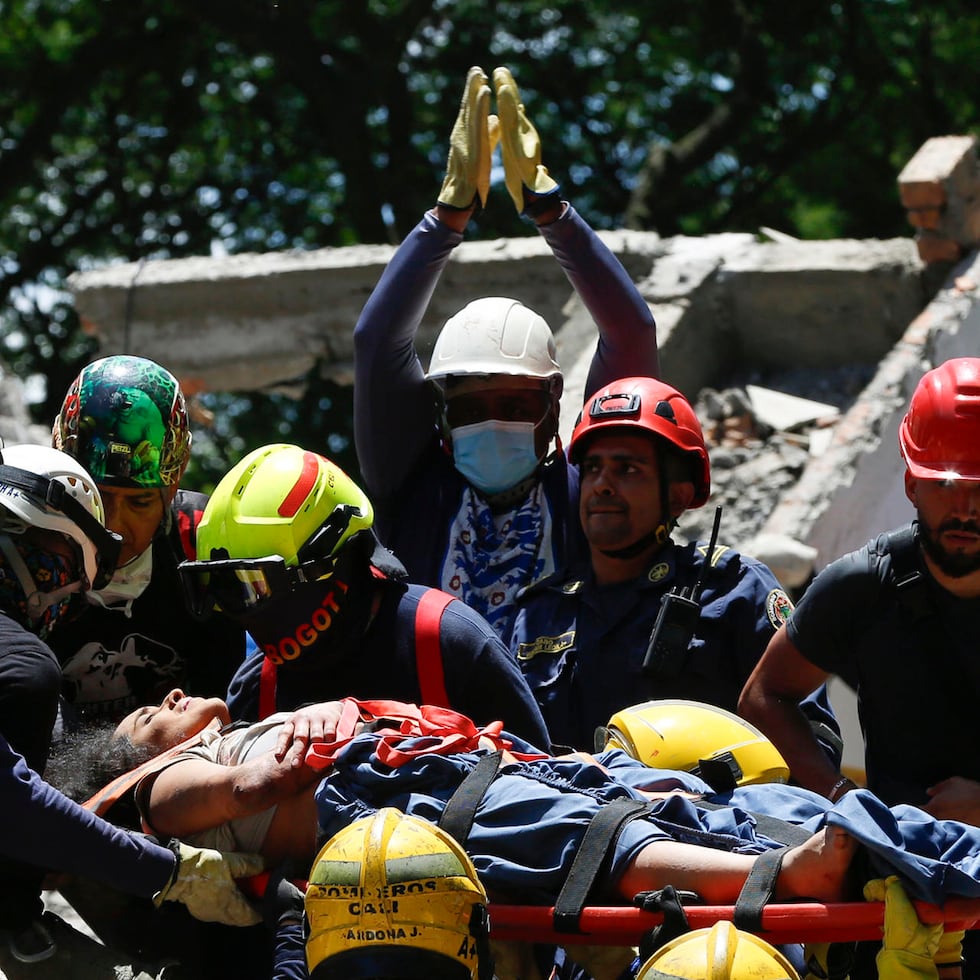 AME8078. CALI (COLOMBIA), 11/08/2026.- Socorristas y voluntarios rescatan a Diana Troncoso (c) entre los escombros que dejó el terremoto de magnitud 7,4, este martes en Torres del Limonar, en Cali (Colombia). EFE/ Ernesto Guzmán