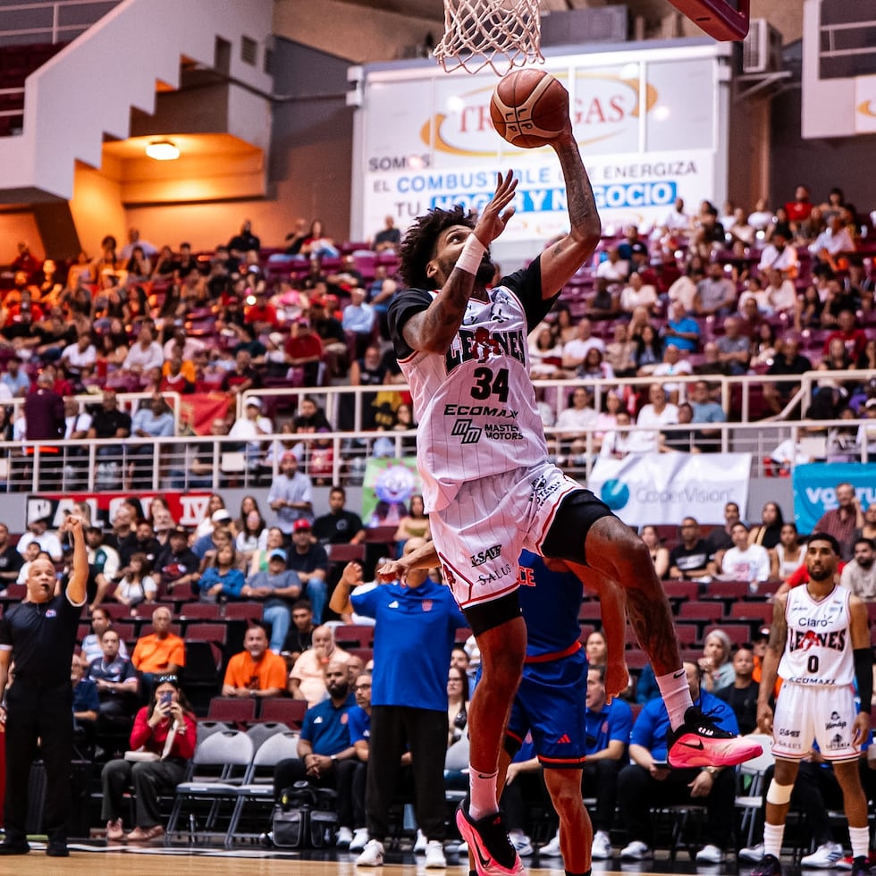 Jordan Murphy, de los Leones, se eleva para anotar dos de sus 21 puntos ante los Cangrejeros de Santurce.