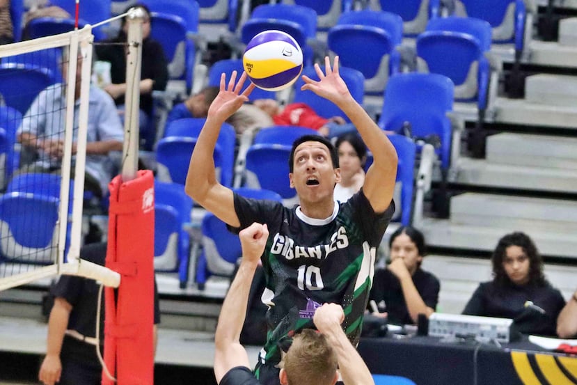 Joseph Kauliakamoa acomoda un balón en busca de articular la ofensiva de Adjuntas.