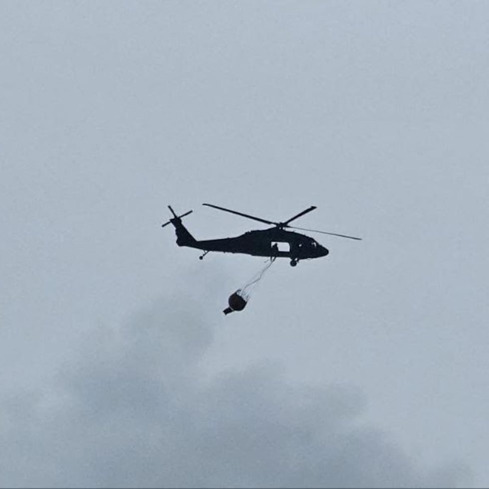 La Guardia Nacional de Puerto Rico apoya las labores de respuesta ante un fuego reportado en la colindancia entre los municipios de Canóvanas y Loíza.