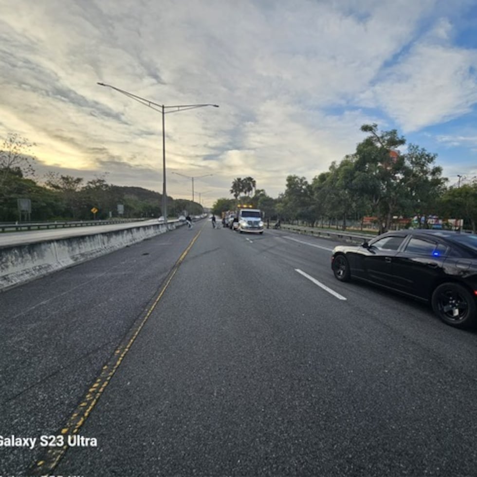 En su más reciente actualización, la Policía sostuvo que la carretera se cerró por el escape de gas de un camión involucrado.