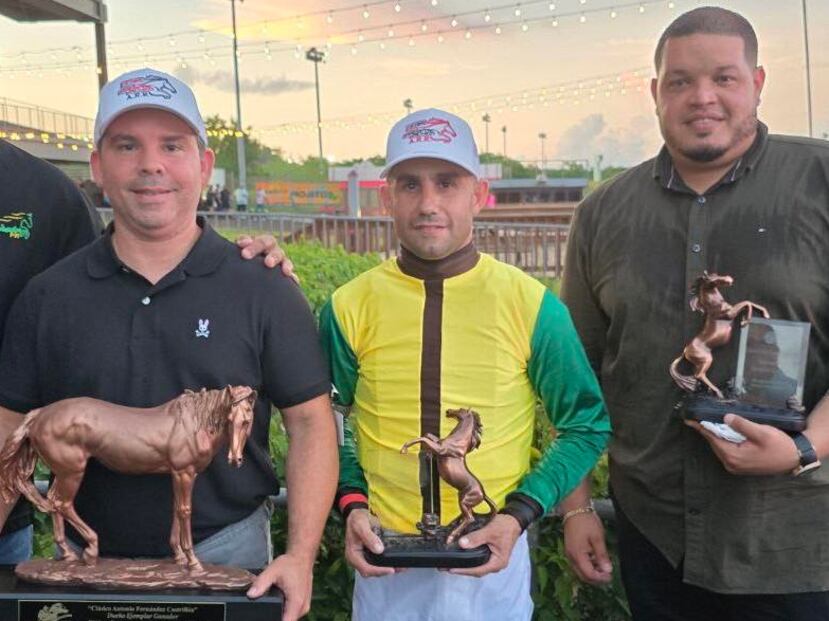El equipo de Conspirador PR, que forman desde la izquierda el propietario Rubén Luna, el jinete Erik Ramírez y el entrenador Alexis Rivera, espera volver al círculo de ganadores.