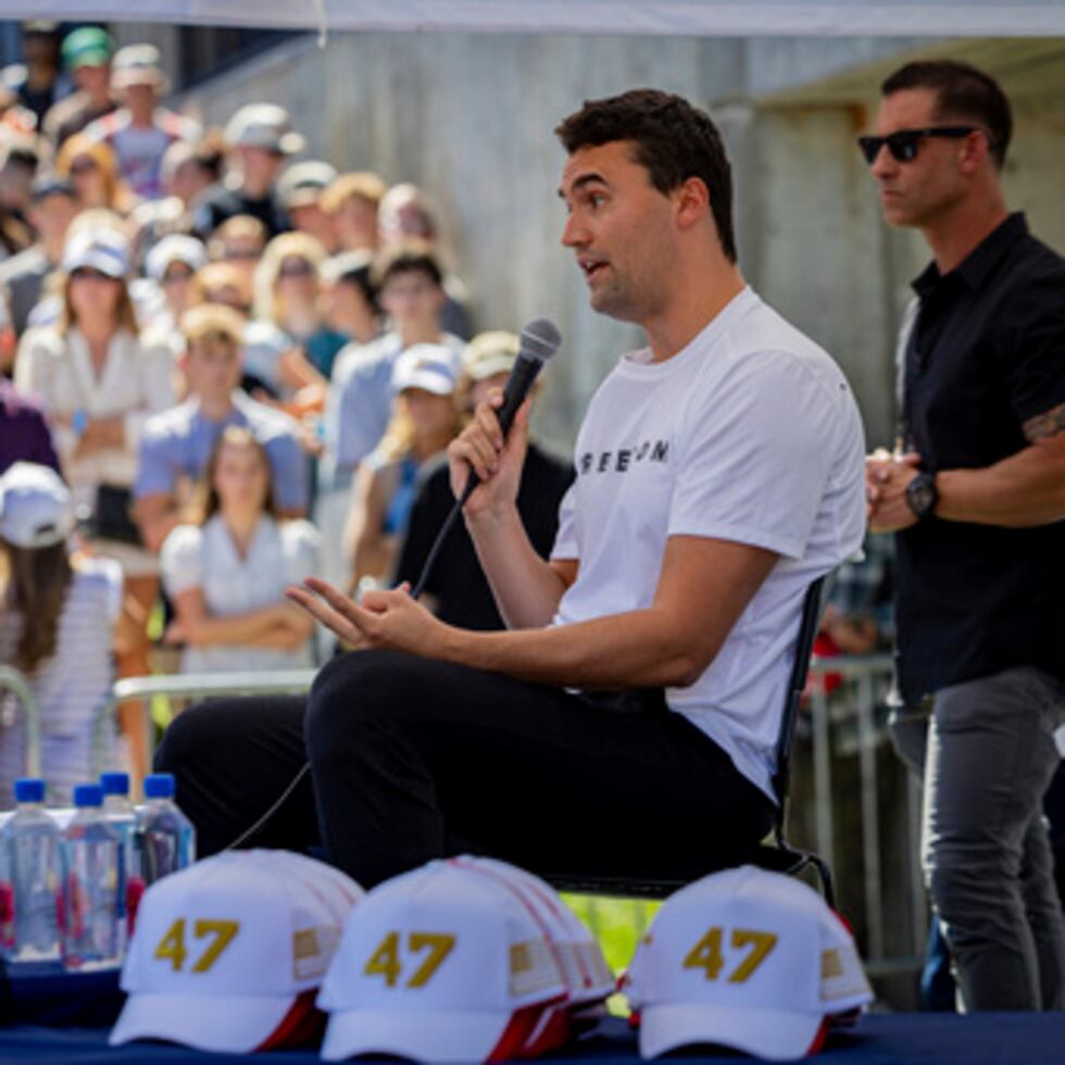 Charlie Kirk en Utah Valley Univ. antes de incidente. (Sept. 2025)