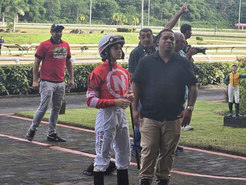 La jockette ponceña Dalila Rivera, en el paddock de Camarero.