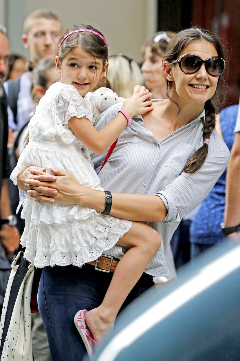 Suri Cruise, en brazos de su madre Katie Holmes, cuando a penas era una niña, cumplió sus 15 años el 18 de abril.