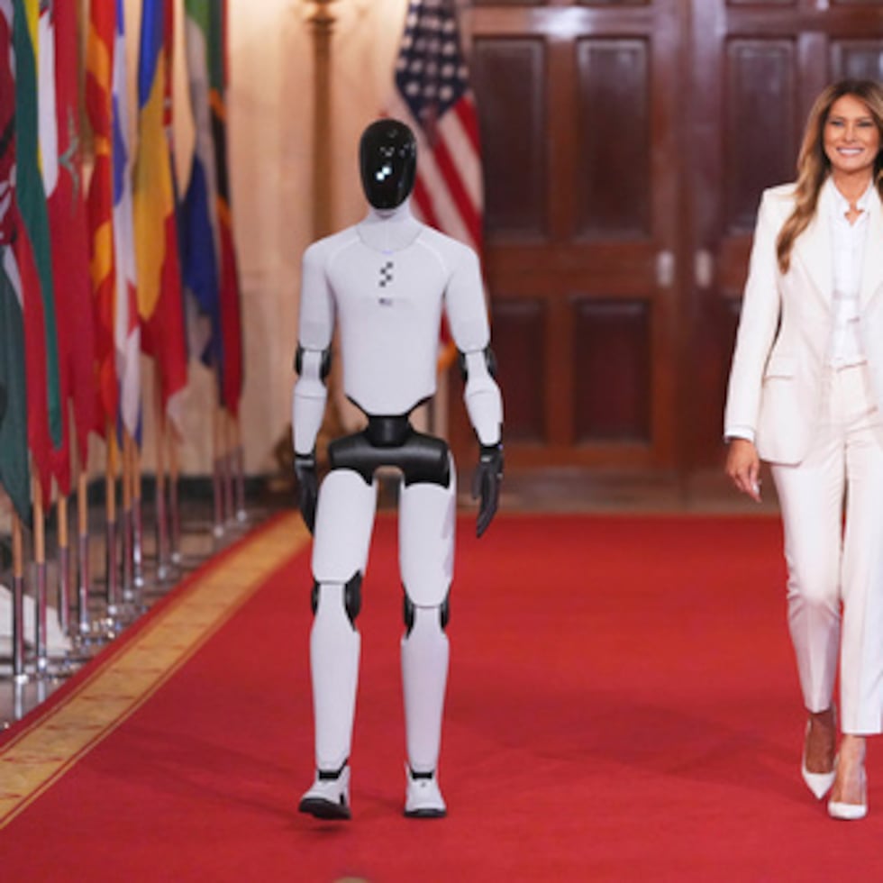La primera dama Melania Trump llega, acompañada de un robot, para asistir a la "Cumbre de la Coalición Global Fomentando Juntos el Futuro", con otras primeras esposas, en la Casa Blanca, el miércoles 25 de marzo de 2026, en Washington.