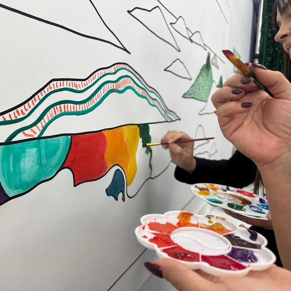 Como parte de la actividad “Raíces que sostienen”, participantes de los programas del Centro Para Puerto Rico de la Fundación Sila M. Calderón pintaron para reflexionar sobre el poder sanador del arte en su vida.