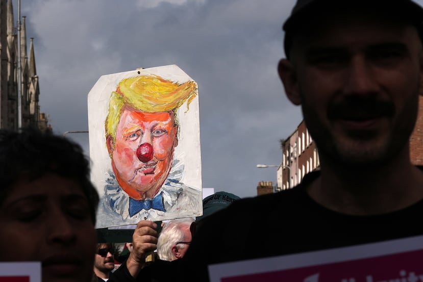 Manifestantes muestran pancartas durante una protesta contra la visita del presidente estadounidense Donald Trump en Dublín, el sábado 12 de septiembre de 2026. (Foto AP/Kin Cheung)