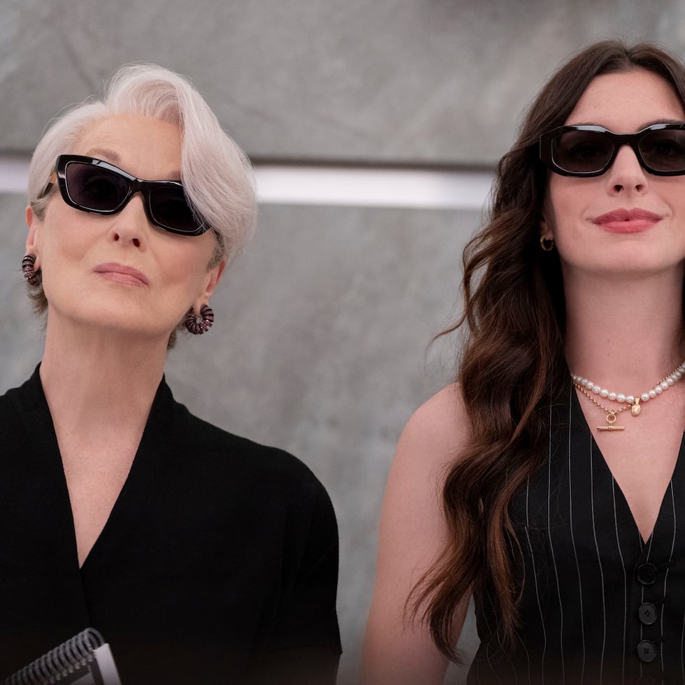 Meryl Streep y Anne Hathaway en 'El diablo se viste de Prada 2' de David Frankel, 30 de abril: El director y las protagonistas de la célebre sátira del mundo de la moda repiten 20 años después. Tiempo suficiente para que la desaliñada becaria interpretada por Anne Hathaway se haya transformado en una ejecutiva rival de la todopoderosa Miranda Priestly, que vuelve a interpretar Meryl Streep. EFE/Macall Polay / 20th Century Studios / SOLO USO EDITORIAL/SOLO DISPONIBLE PARA ILUSTRAR LA NOTICIA QUE ACOMPAÑA (CRÉDITO OBLIGATORIO)