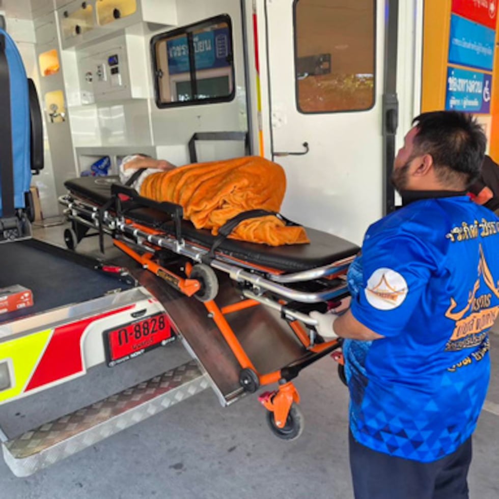 En esta foto del domingo 23 de noviembre de 2025, paramédicos trasladan a una anciana, hallada con vida tras ser considerada muerta, a un hospital local antes de su cremación programada en el templo Wat Rat Prakhong Tham, provincia de Nonthaburi, Tailandia. (Wat Rat Prakhong Tham vía AP)