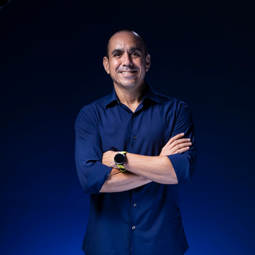 Alex Delgado inició formalmente su carrera en el mundo de las comunicaciones en agosto de 1999 en Wapa Radio, justo después de haber egresado de la Universidad de Puerto Rico, Recinto de Río Piedras.