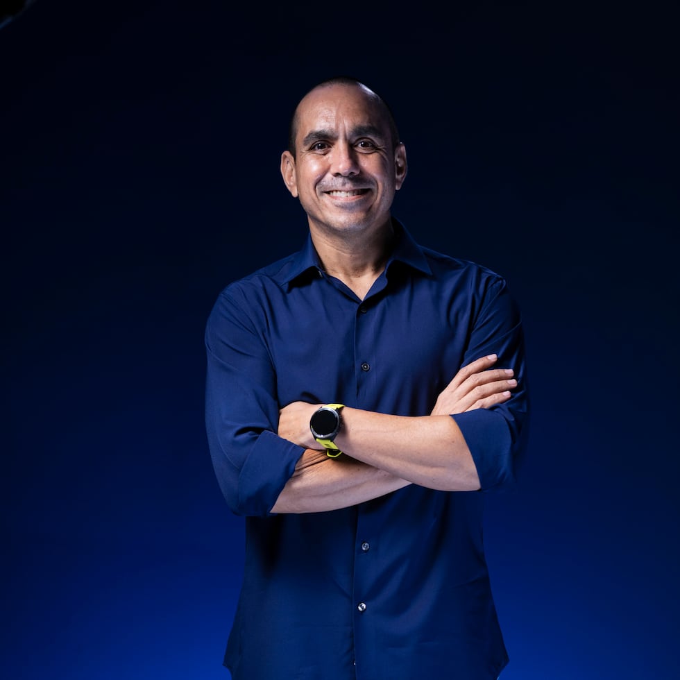 Alex Delgado inició formalmente su carrera en el mundo de las comunicaciones en agosto de 1999 en Wapa Radio, justo después de haber egresado de la Universidad de Puerto Rico, Recinto de Río Piedras.