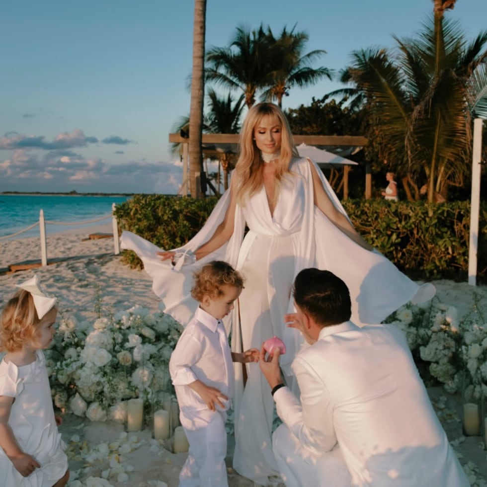 Paris Hilton y Carter Reum junto a sus hijos.