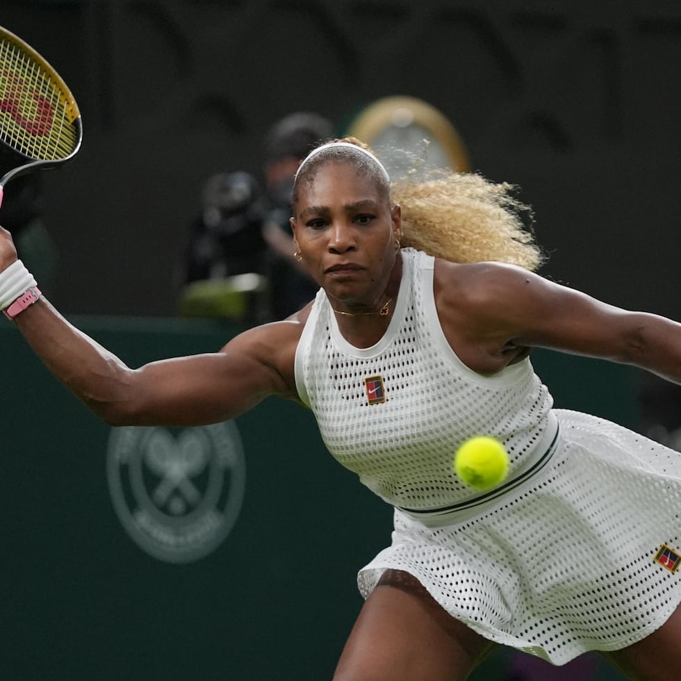 Serena Williams durante su partido de primera ronda de Wimbledon ante Maya Joint.