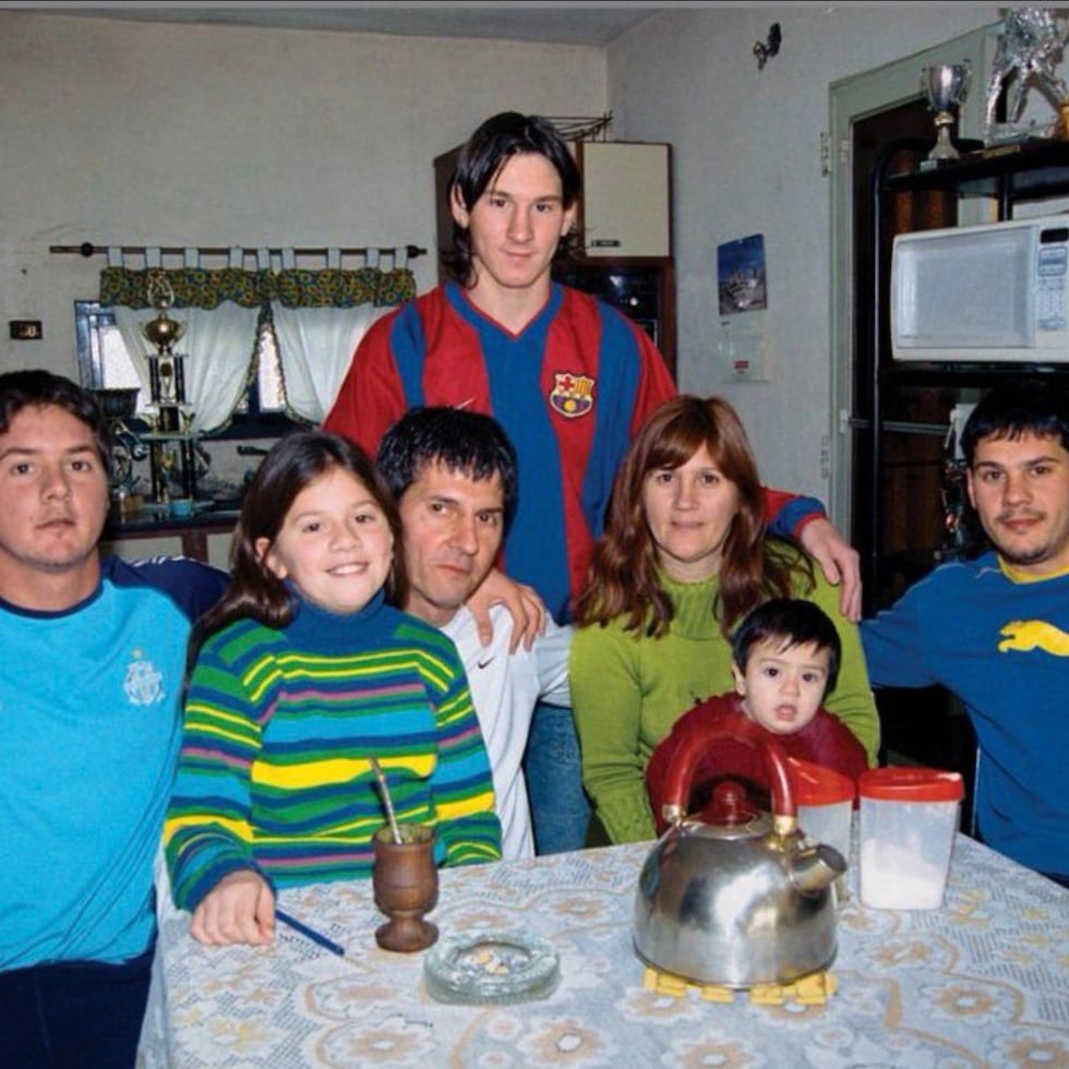 Lionel Messi posa junto a su familia cuando firmó como adolescente con el FC Barcelona.