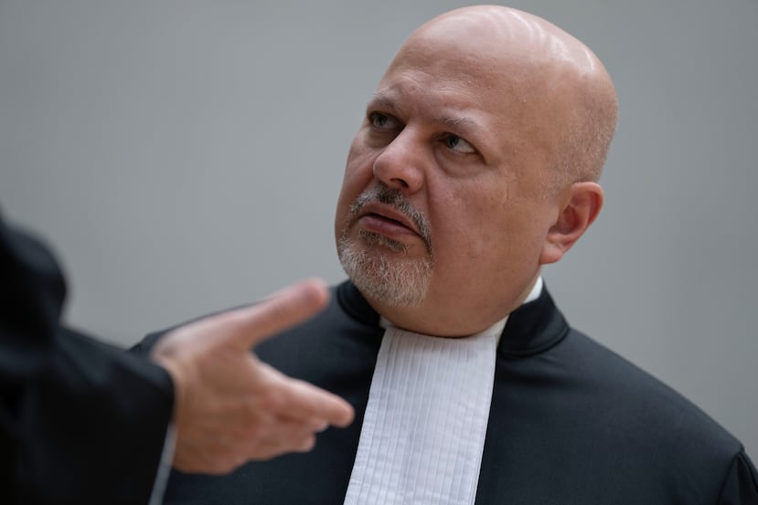 ARCHIVO - El fiscal jefe Karim Khan habla antes de la convocatoria de la Corte Penal Internacional (CPI) en La Haya, Países Bajos, el 14 de marzo de 2025. (Foto AP/Peter Dejong, Pool, Archivo)