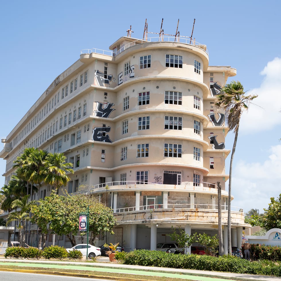 The agreement for up to 950 additional parking spaces in a multi-story structure requires the approval of the San Juan Municipal Legislature.