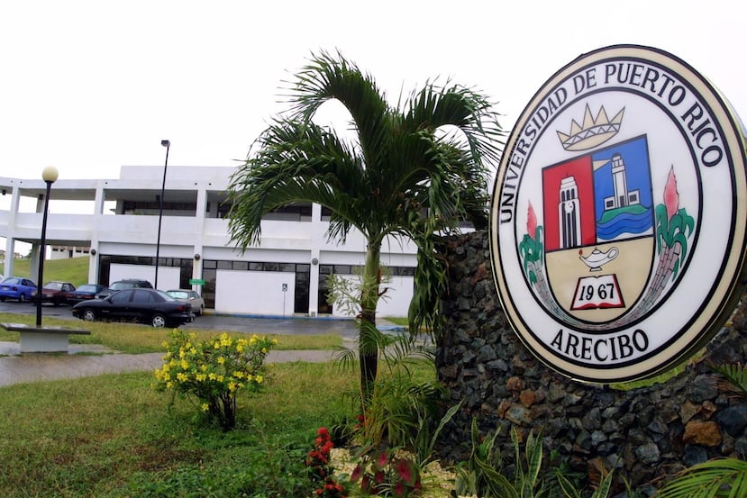 Los alumnos de la UPR de Arecibo aprobaron un voto de huelga indefinida el 5 de abril, en la asamblea nacional del sistema de la UPR, la Escuela de Artes Plásticas y Diseño y el Conservatorio de Música, en la que participaron unos 11,000 estudiantes.
