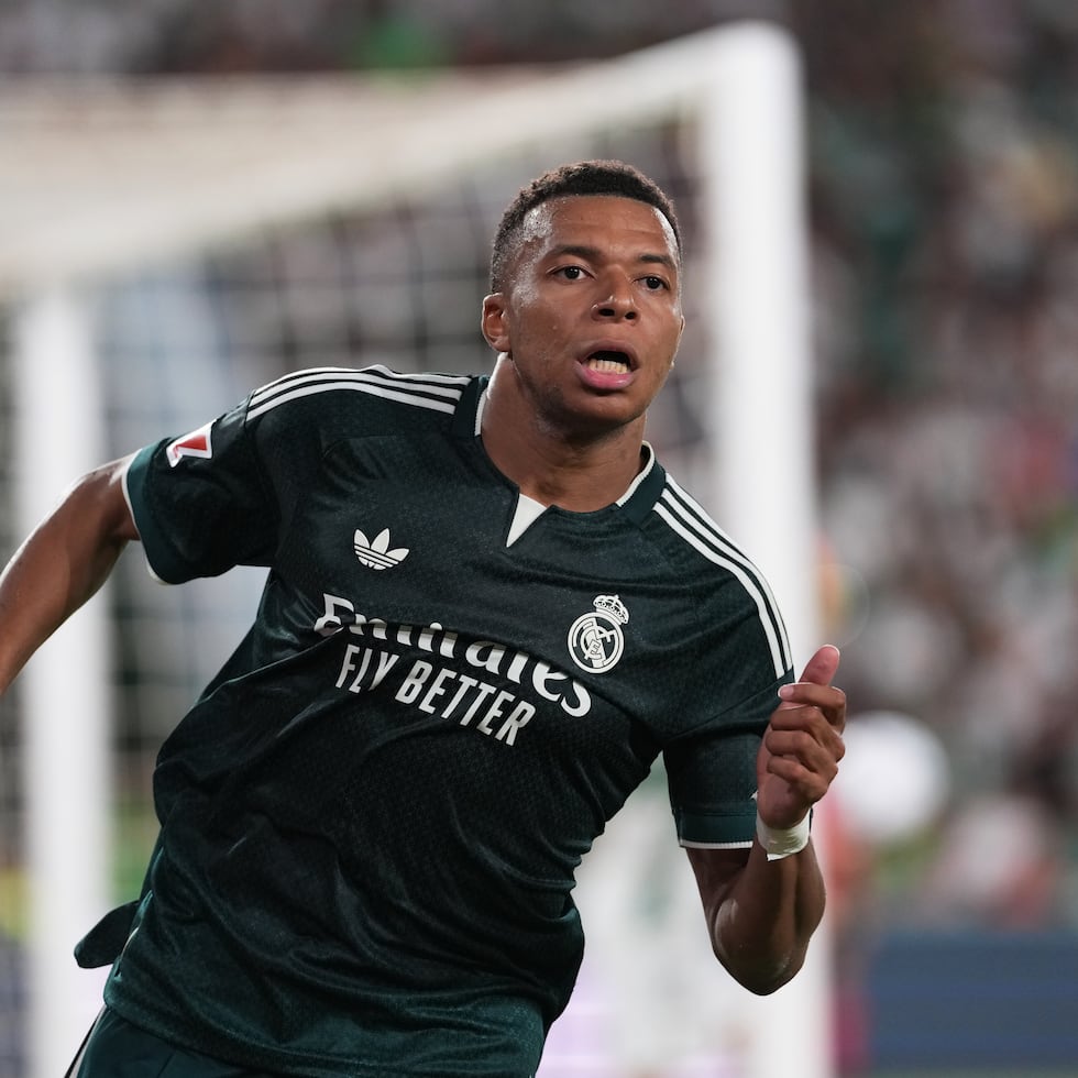 Kylian Mbappé del Real Madrid durante el partido contra Elche en La Liga de España.
