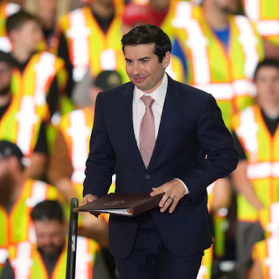 El secretario de Trabajo en funciones, Keith Sonderling, sube al escenario para intervenir antes que el presidente Donald Trump durante una visita a las instalaciones de Mack Trucks en Lehigh Valley, en Macungie (Pensilvania).