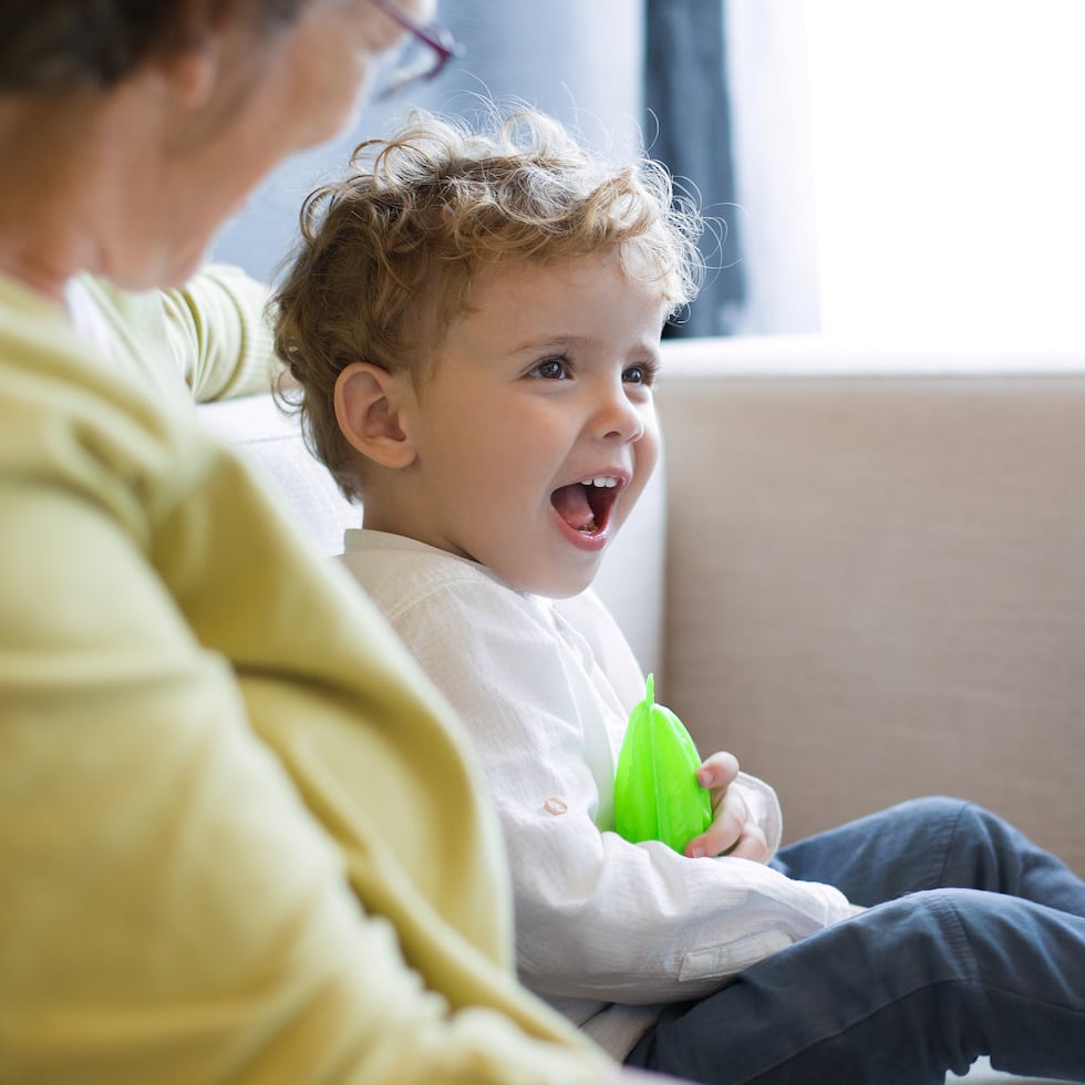 En vez de corregir a los pequeños cuando cometen errores al hablar, es preferible que los padres hablen con sus hijos y les animen a comunicarse.