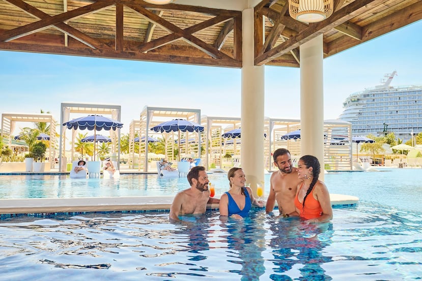 Fotografía cedida por Carnival Cruise Line que muestra personas hablando en la piscina de un hotel en Isla Tropicale en Roatán (Honduras). Más de 1,300 empleos locales vinculados con hotelería, comercio, alimentos y bebidas, transporte, mantenimiento, operaciones turísticas y cadenas de suministro están asociados actualmente con la actividad de Isla Tropicale, el destino de Carnival Cruise Line en Roatán, Honduras, según datos de la compañía. EFE/ Carnival Cruise Line