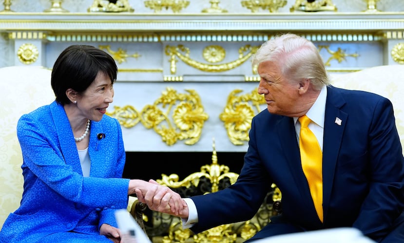 El presidente Donald Trump saluda a la primera ministra de Japón, Sanae Takaichi, en el Despacho Oval de la Casa Blanca, el jueves 19 de marzo de 2026, en Washington. (Foto AP/Alex Brandon)
